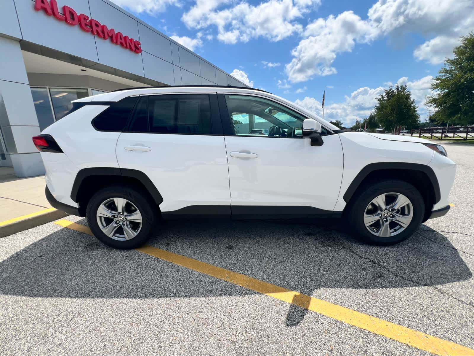 2025 Toyota RAV4 XLE - Photo 27