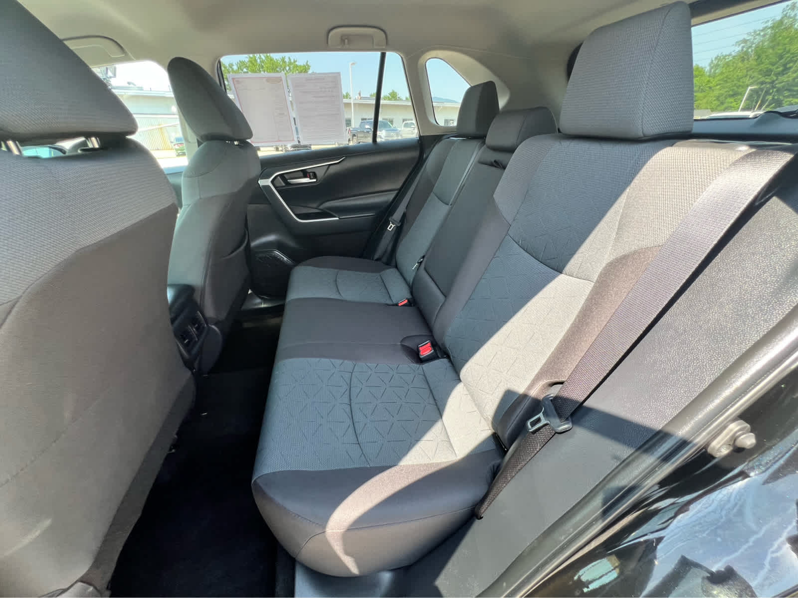 2025 Toyota RAV4 XLE - Photo 15
