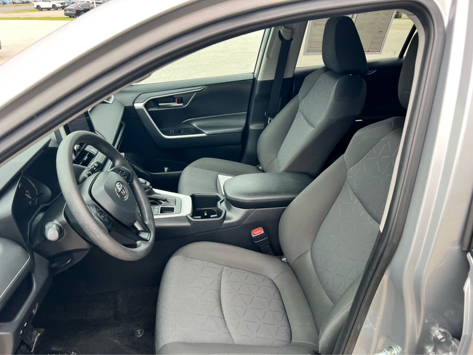 2025 Toyota RAV4 XLE - Photo 8