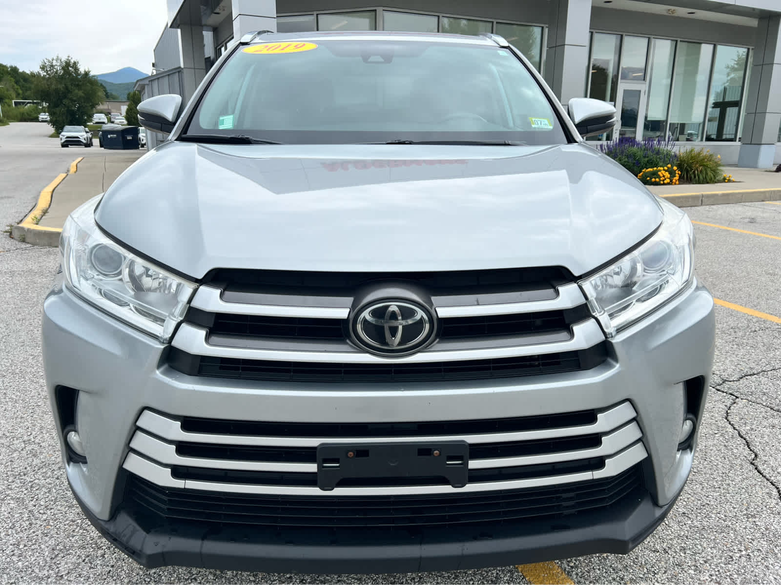 Used 2019 Toyota Highlander XLE with VIN 5TDJZRFH2KS569315 for sale in Rutland, VT