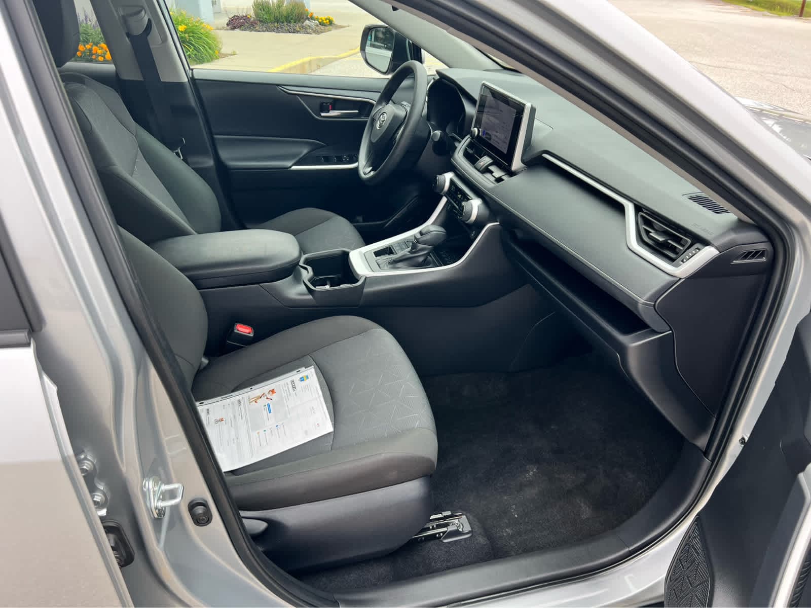 2025 Toyota RAV4 XLE - Photo 27