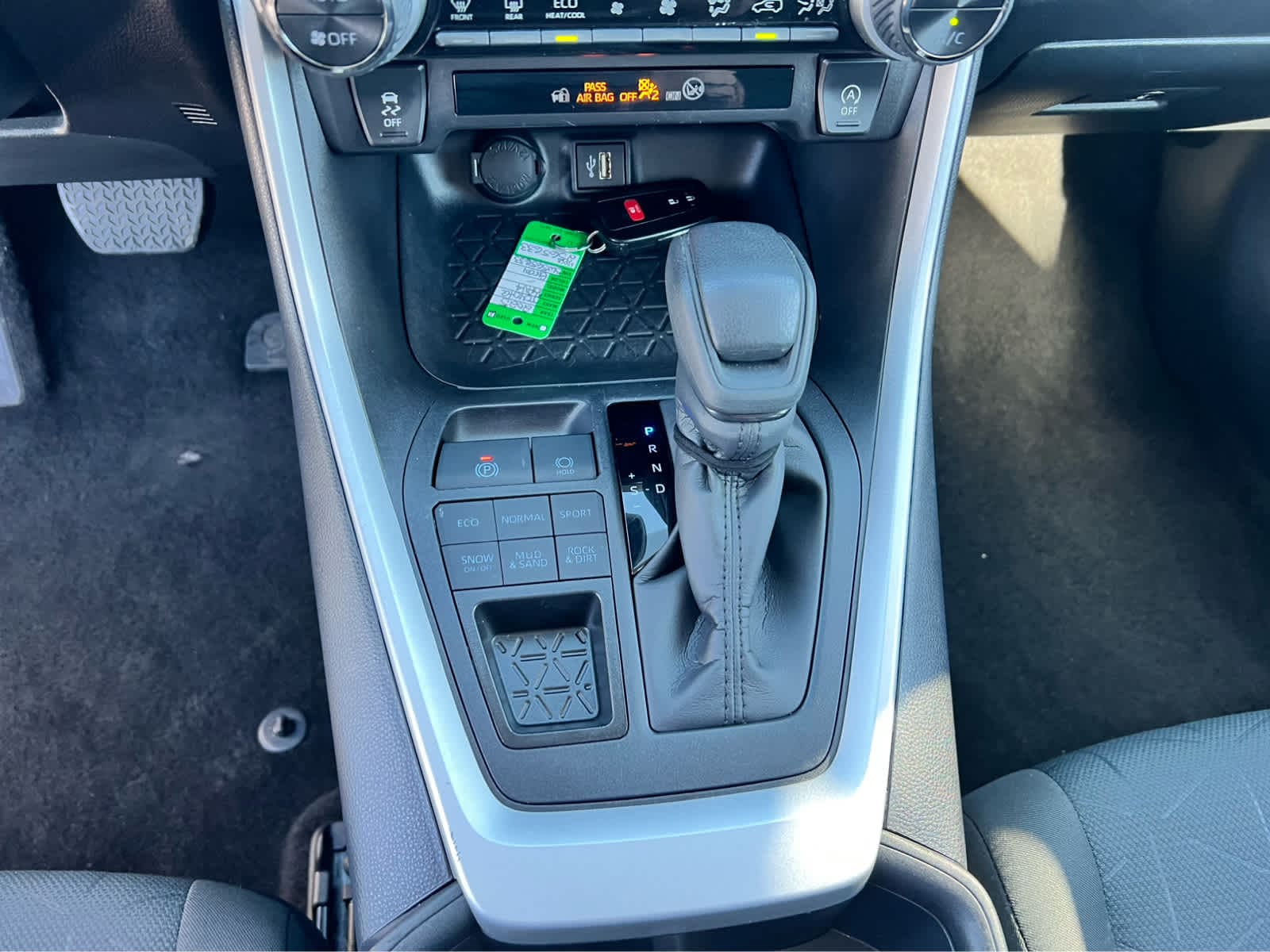 2025 Toyota RAV4 XLE - Photo 14