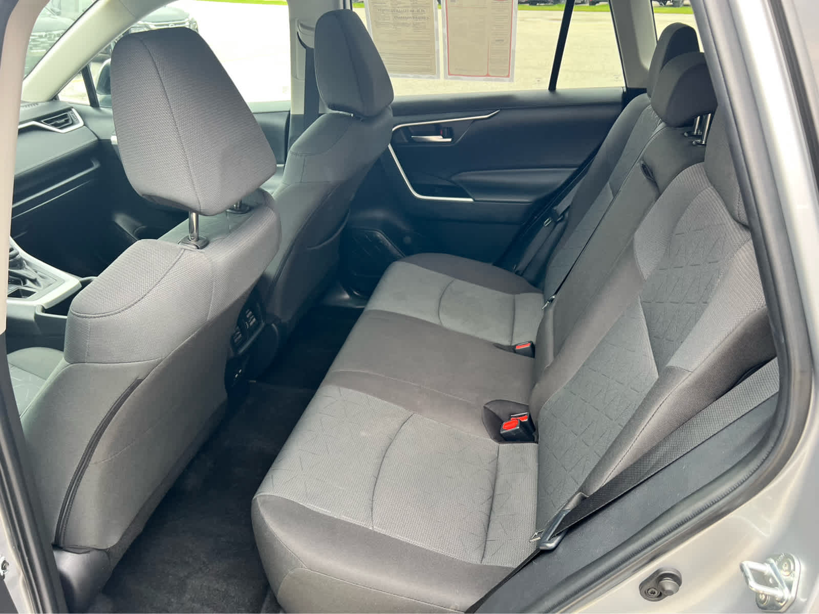2025 Toyota RAV4 XLE - Photo 17
