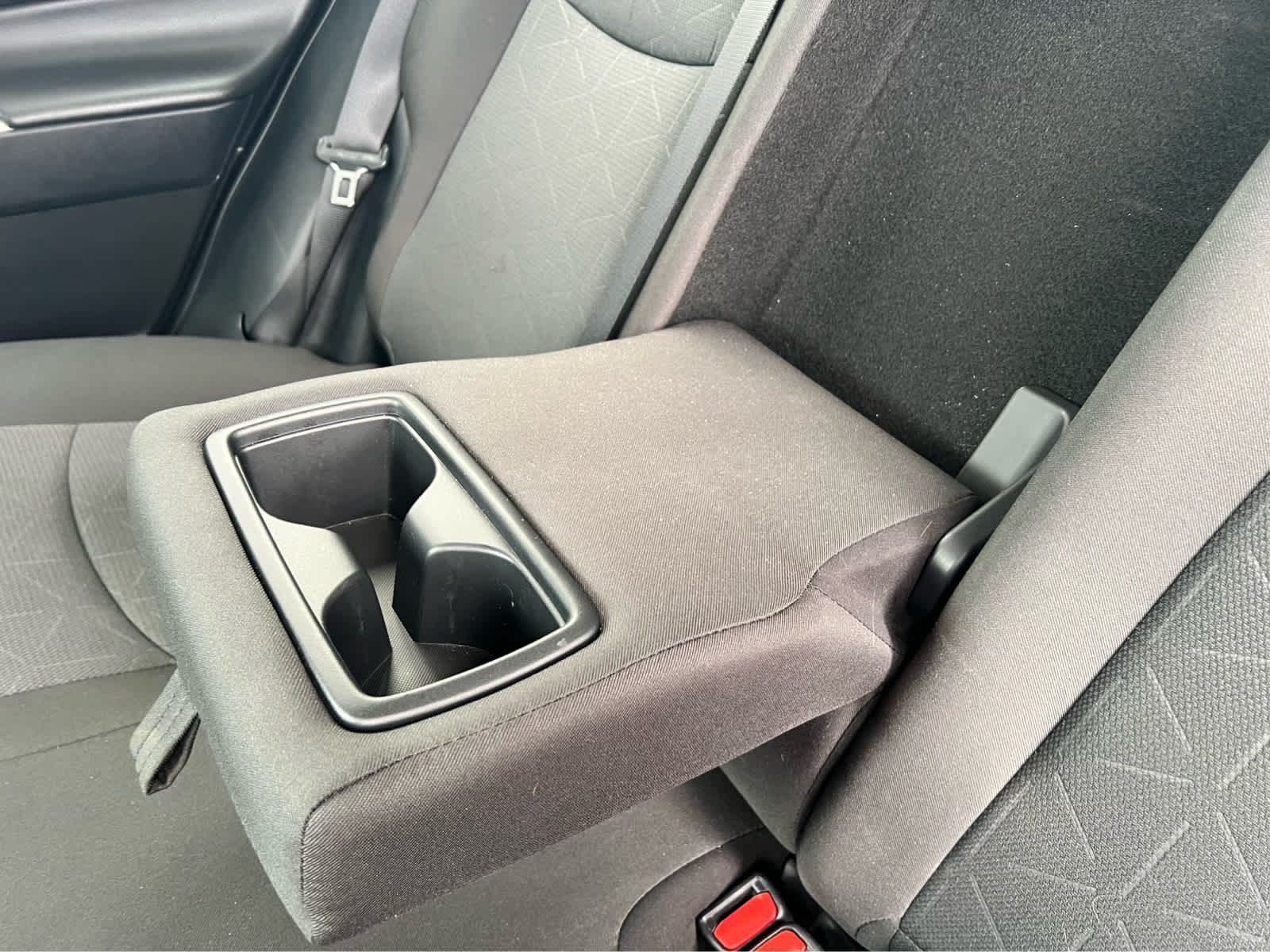 2025 Toyota RAV4 XLE - Photo 18