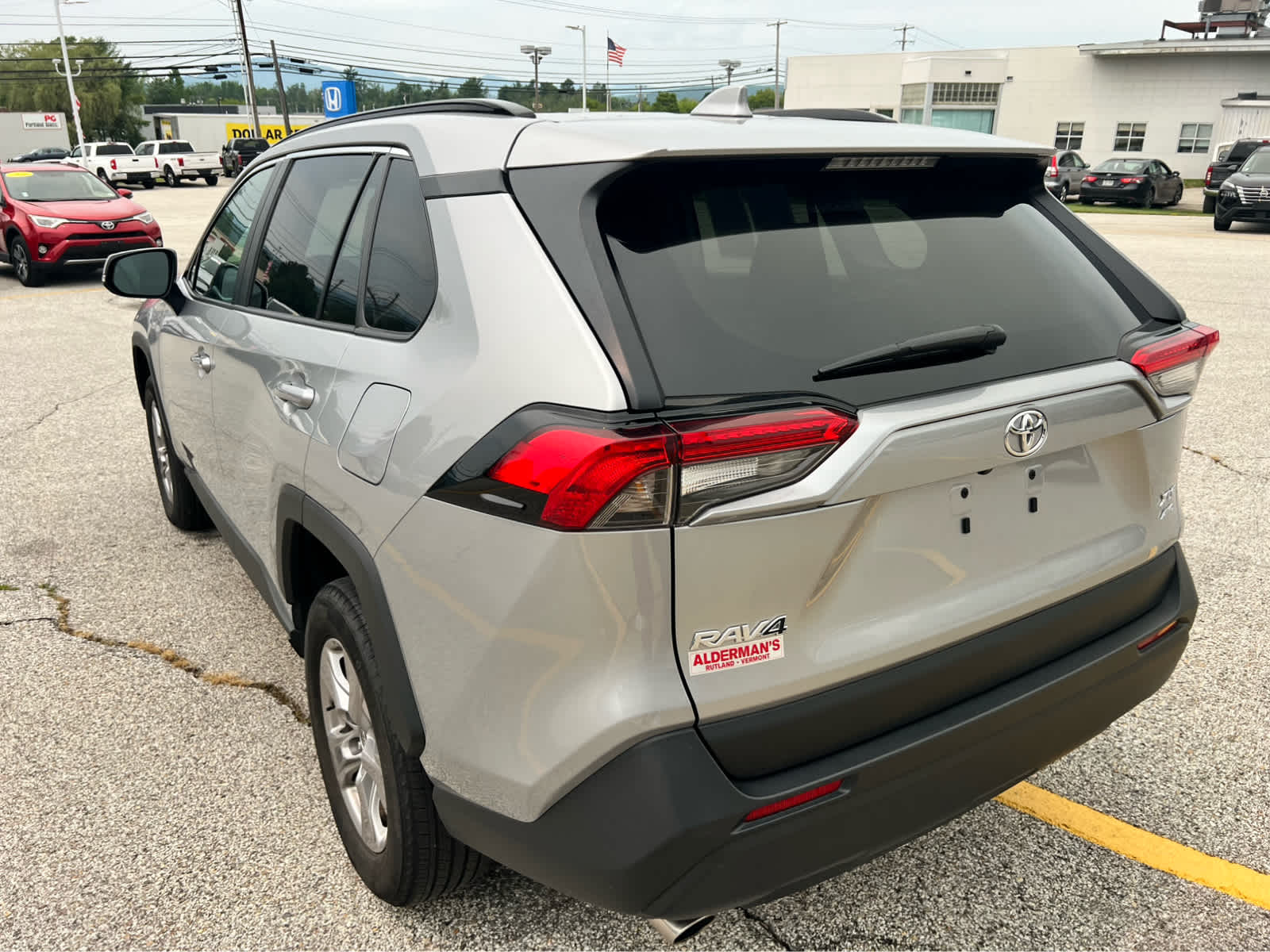 2025 Toyota RAV4 XLE - Photo 20