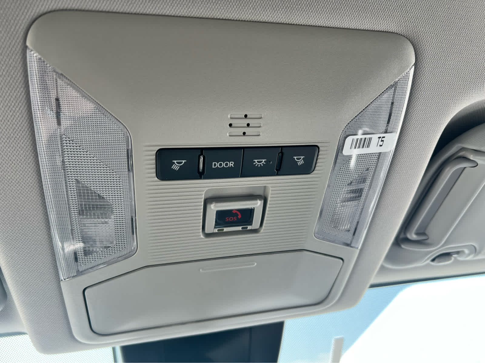 2025 Toyota RAV4 XLE - Photo 12