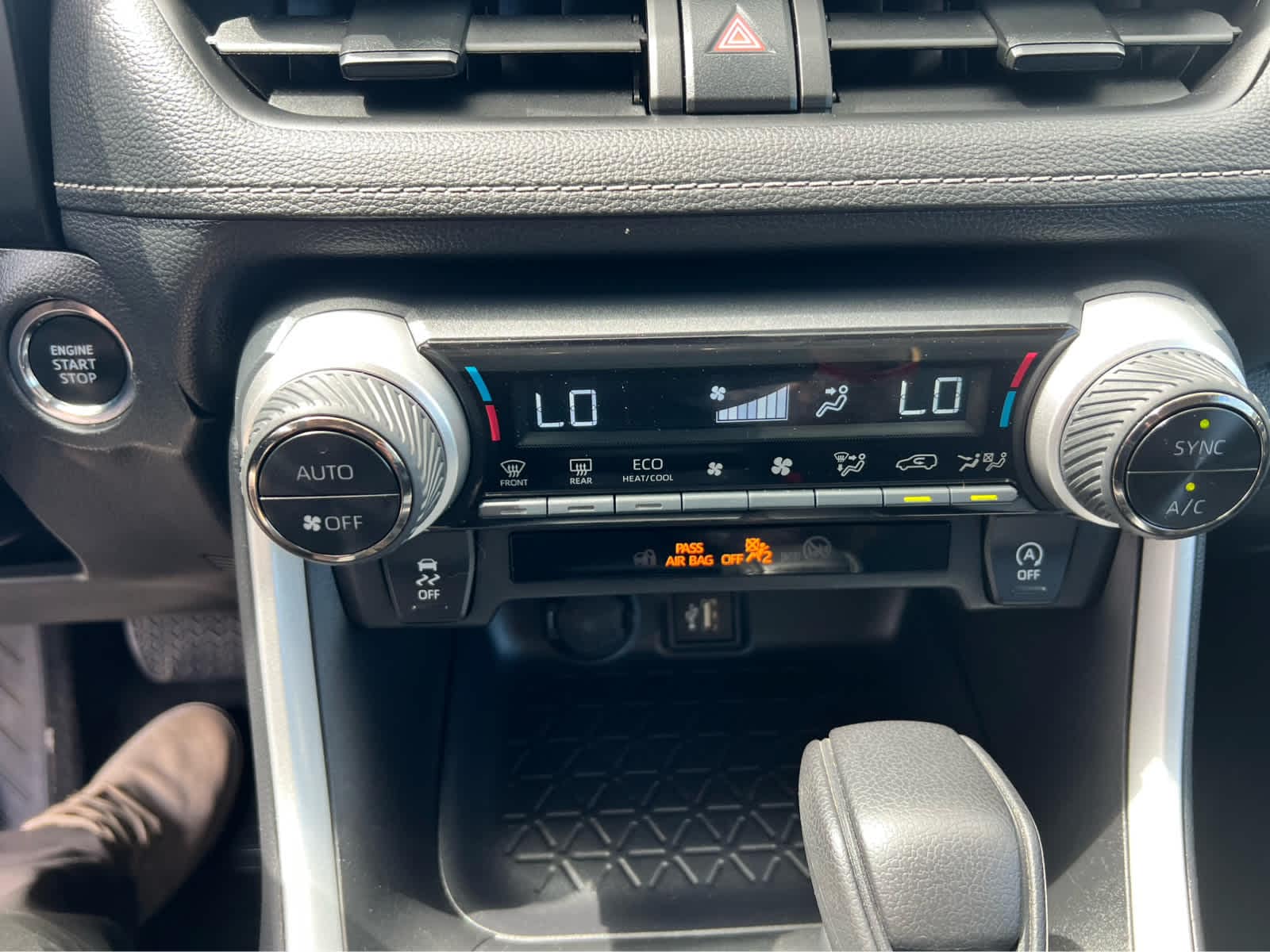 2025 Toyota RAV4 XLE - Photo 12