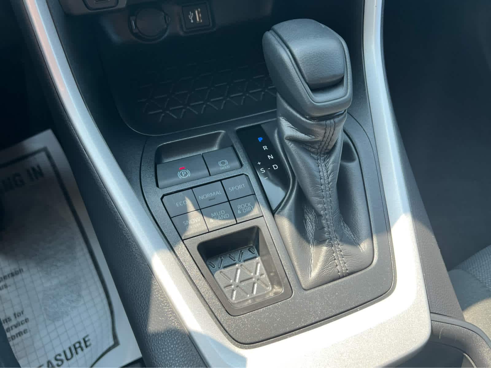 2025 Toyota RAV4 XLE - Photo 11
