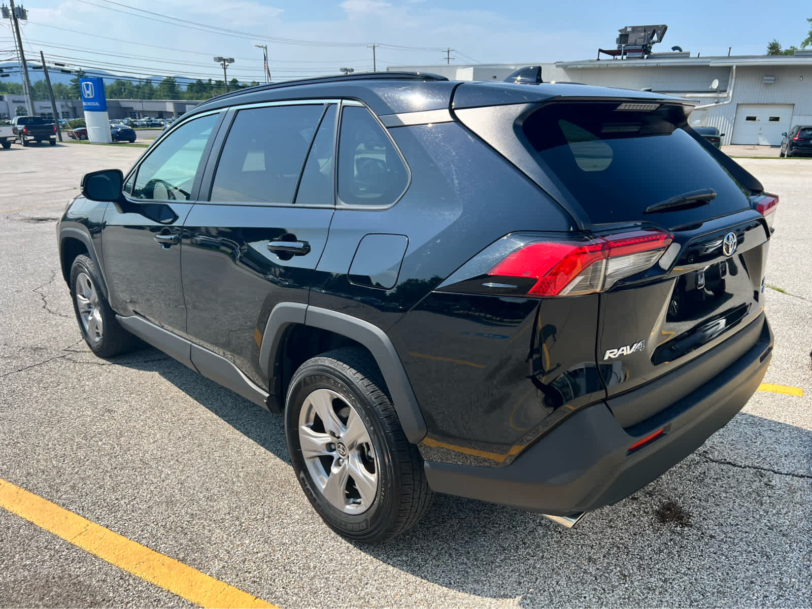 2025 Toyota RAV4 XLE - Photo 19