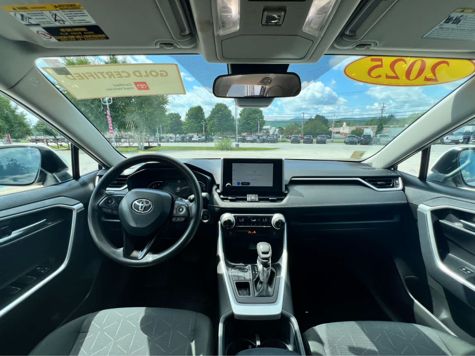 2025 Toyota RAV4 XLE - Photo 19