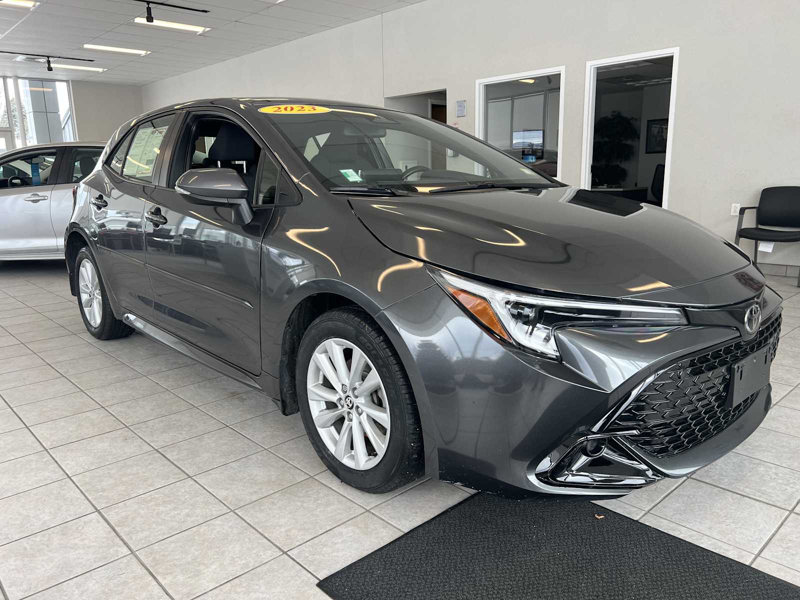 2023 Toyota Corolla Hatchback SE's photo