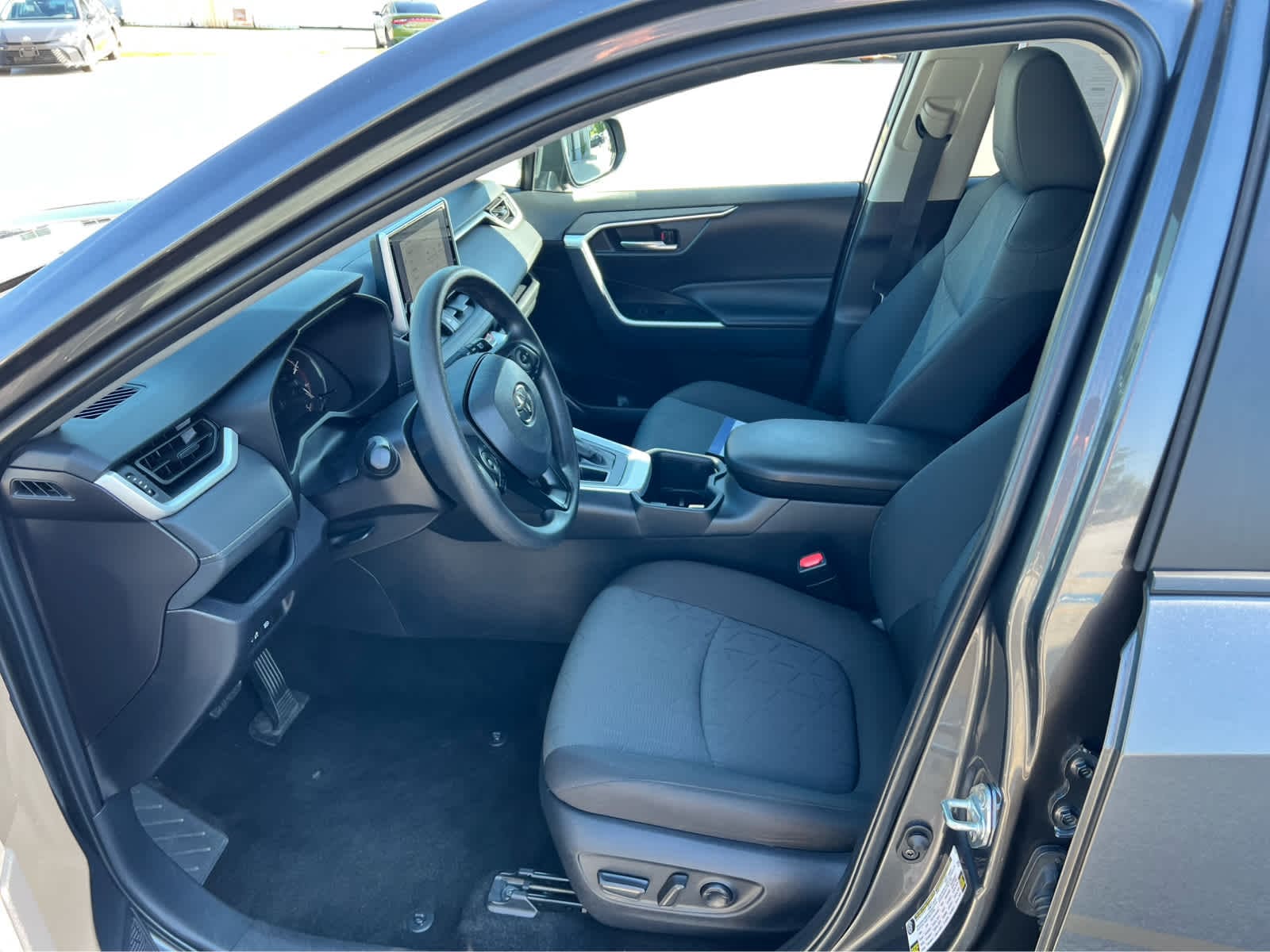 2025 Toyota RAV4 XLE - Photo 9