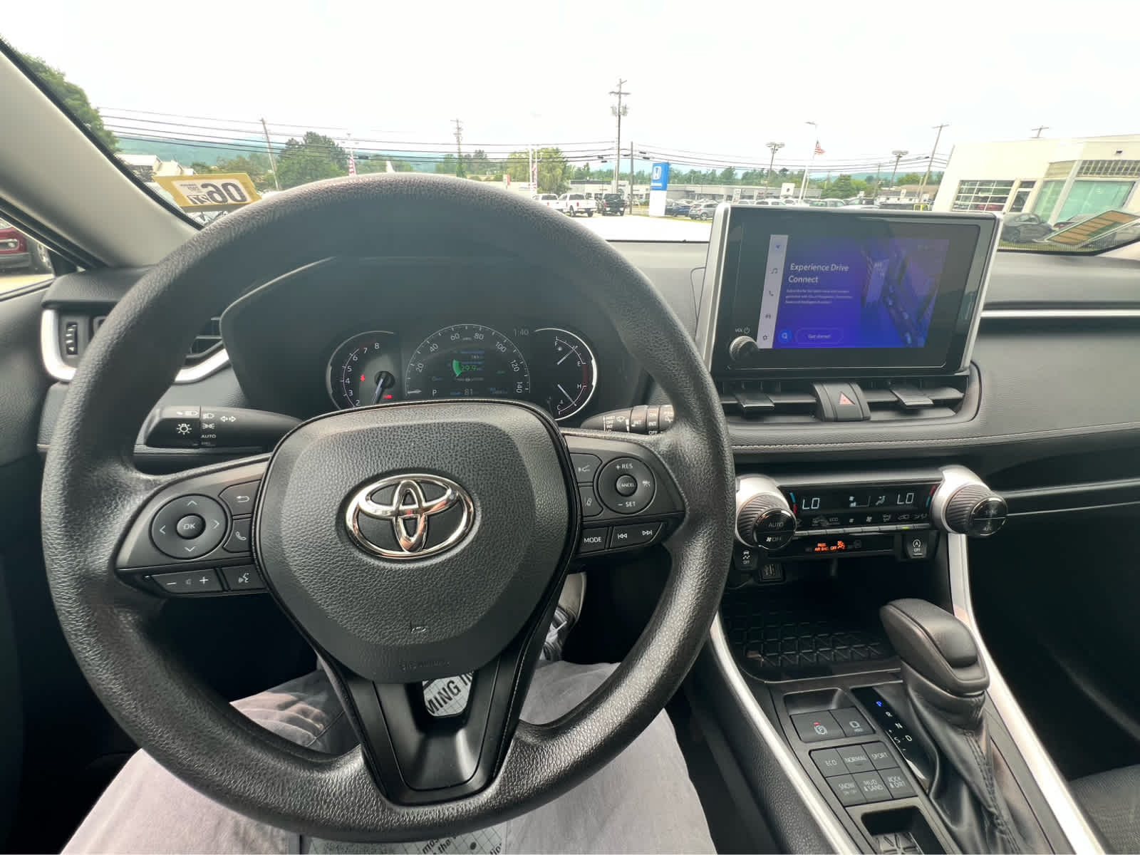 2025 Toyota RAV4 XLE - Photo 9