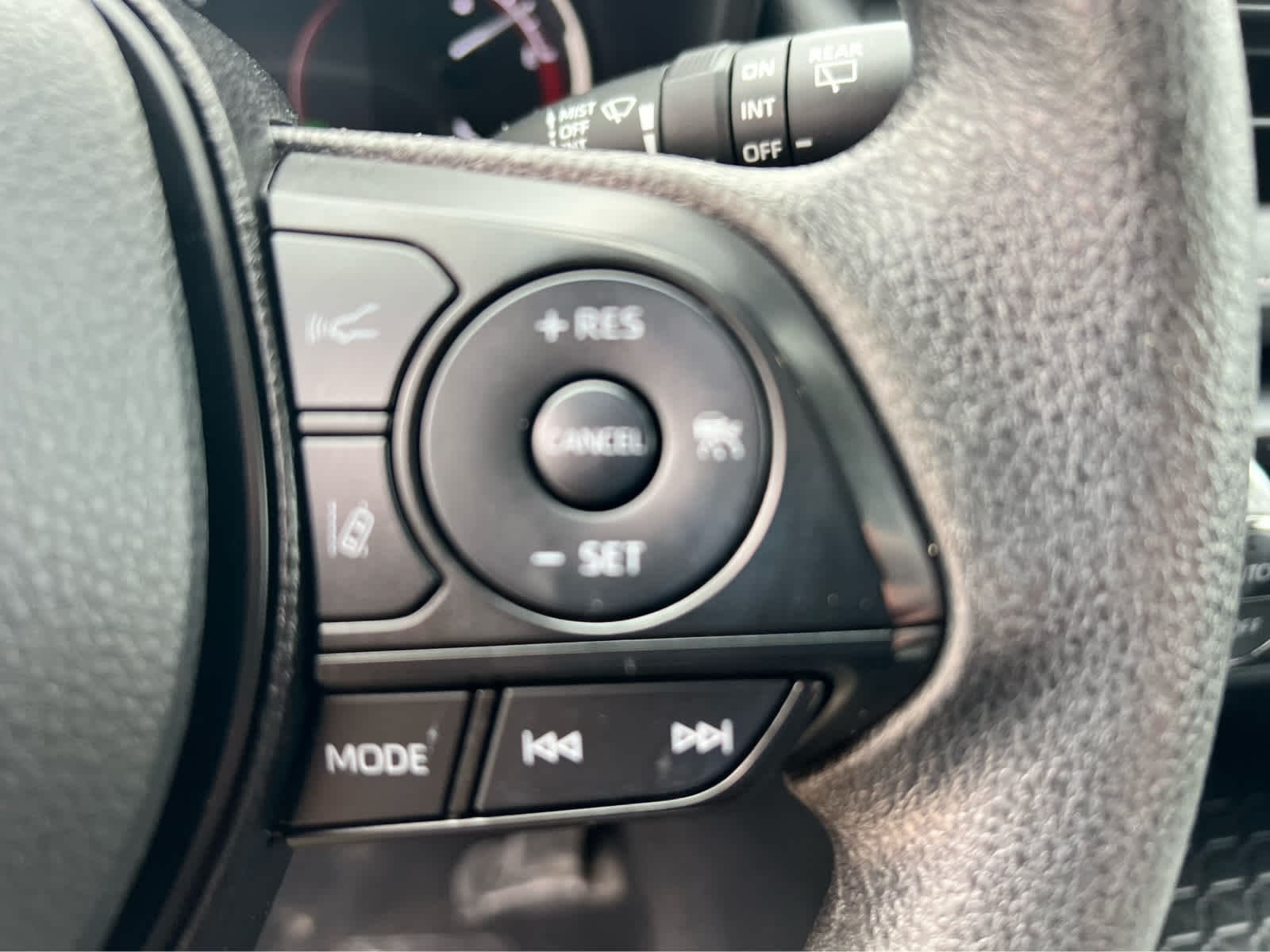 2025 Toyota RAV4 XLE - Photo 11