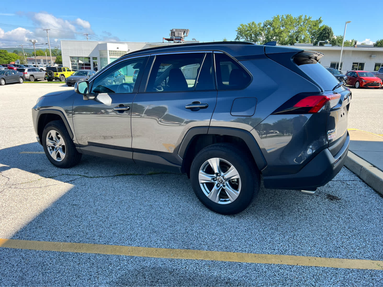 2025 Toyota RAV4 XLE - Photo 19