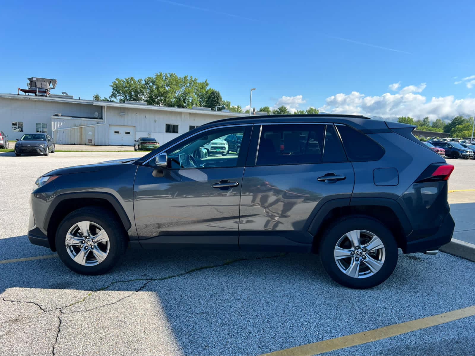 2025 Toyota RAV4 XLE - Photo 15