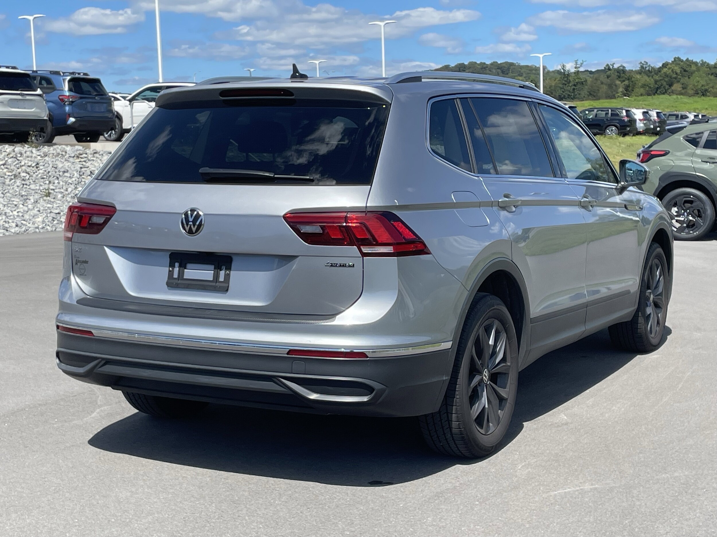 2022 Volkswagen Tiguan SE photo 2