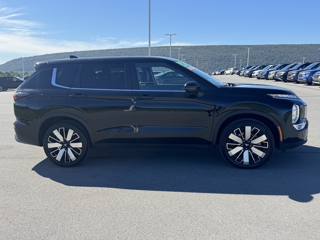 Used 2025 Mitsubishi Outlander SE SUV