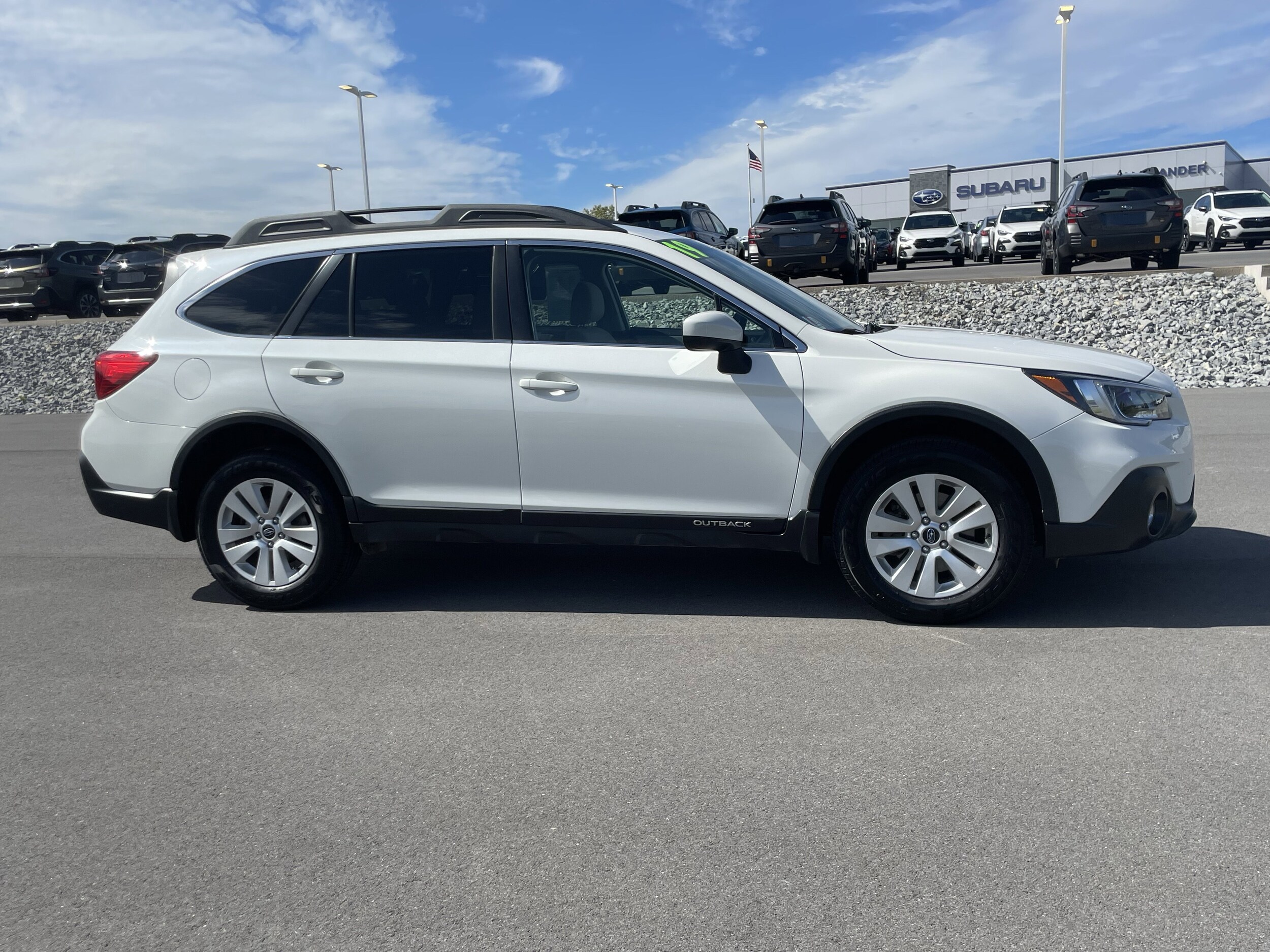 2019 Subaru Outback 2.5i Premium photo 2