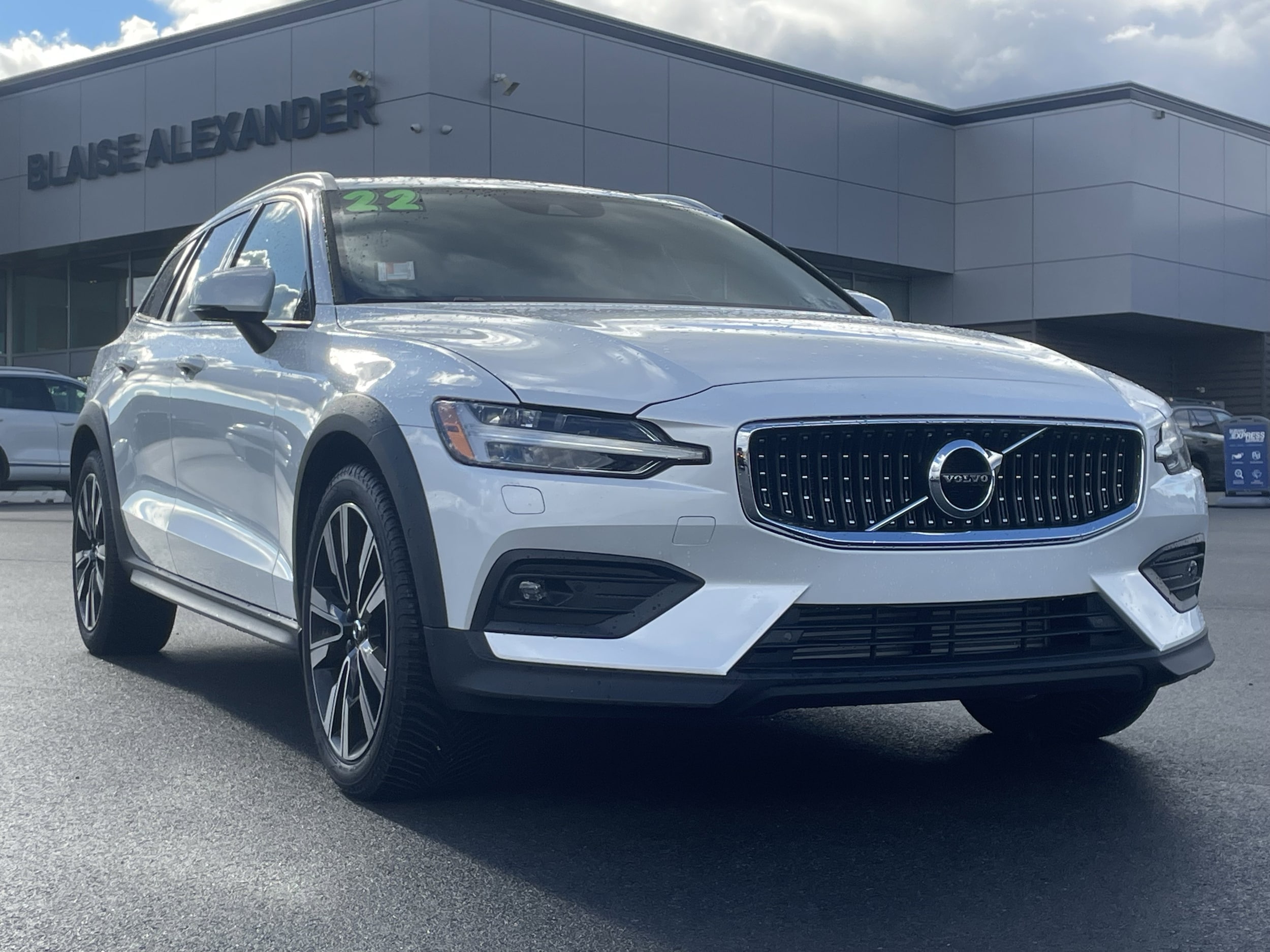 2022 Volvo V60 Cross Country Base's photo