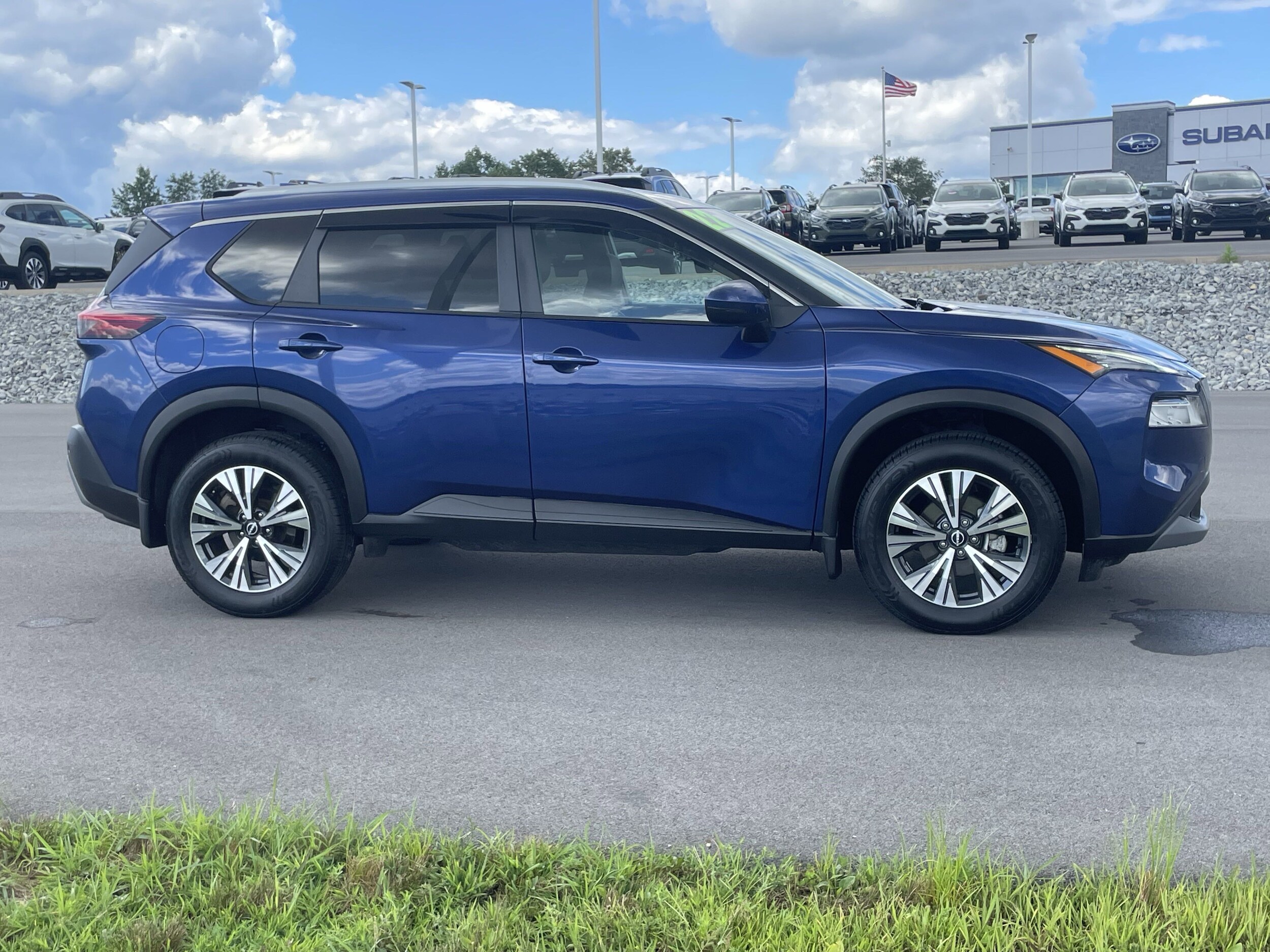2022 Nissan Rogue AWD SV photo 2