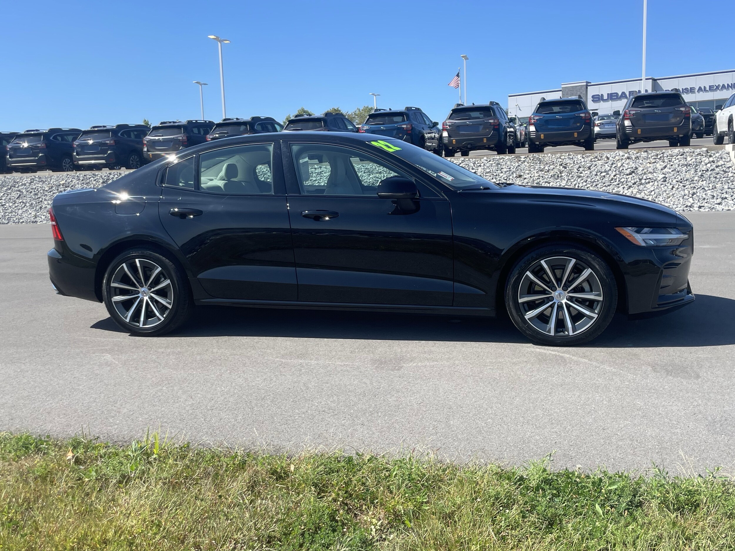 2022 Volvo S60 B5 Momentum photo 2