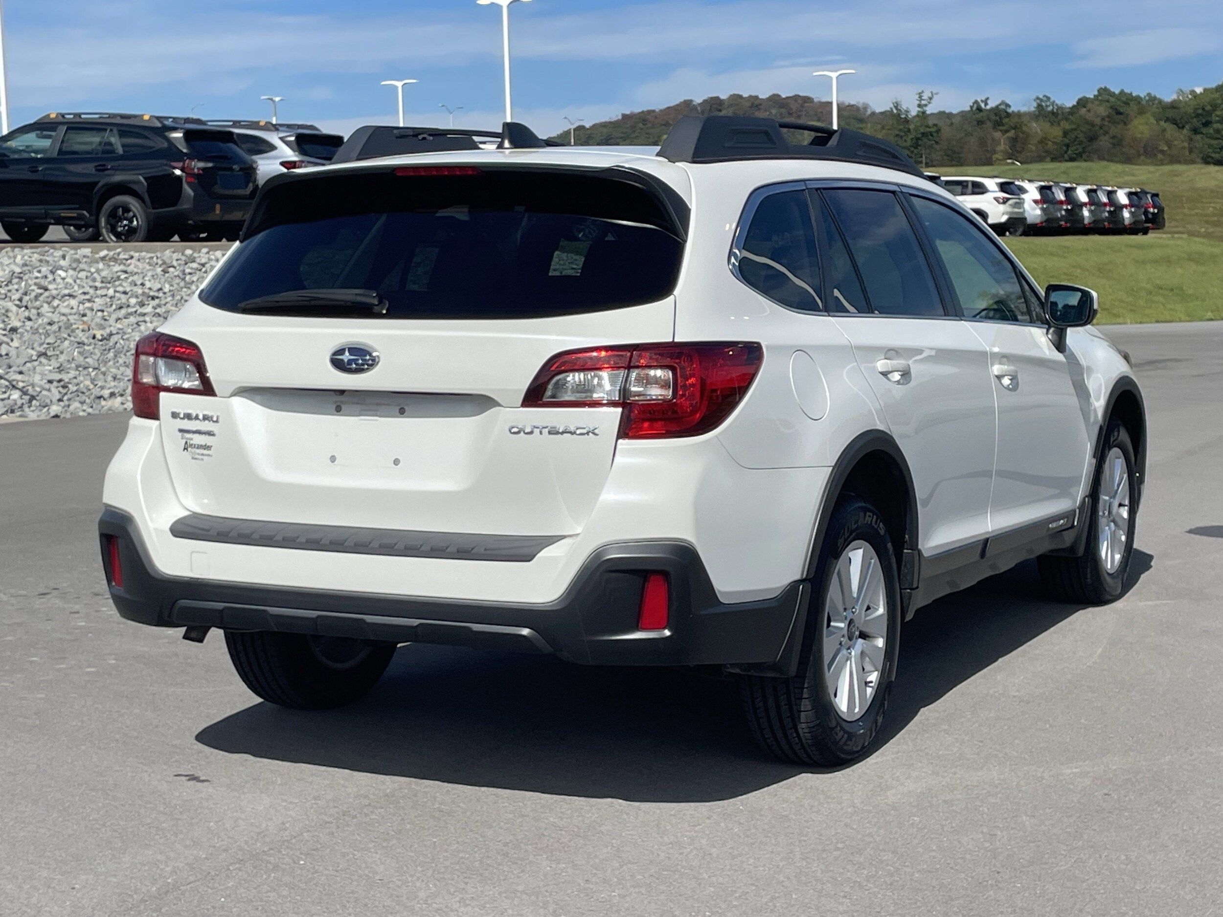 2019 Subaru Outback 2.5i Premium photo 3