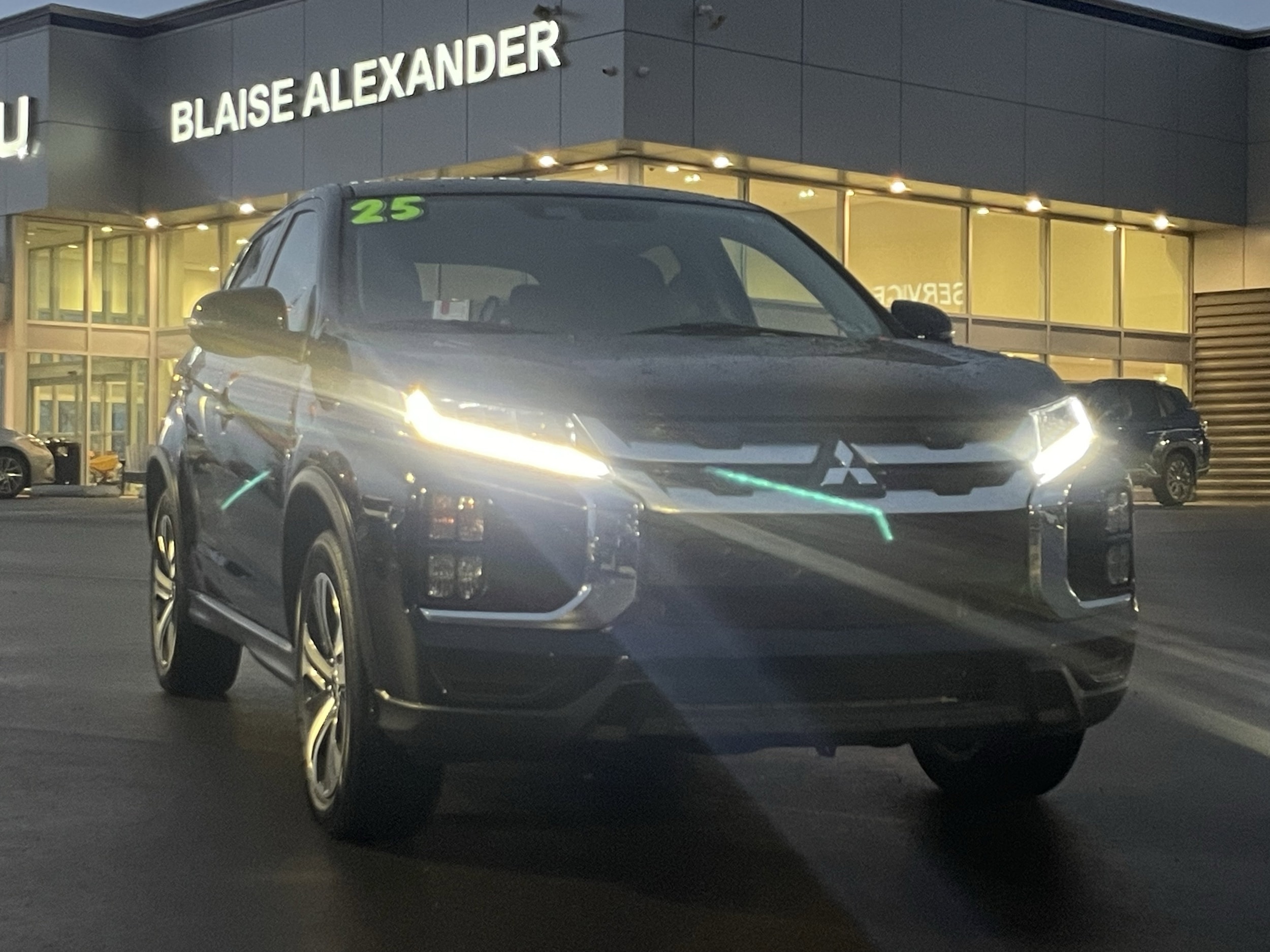 2025 Mitsubishi Outlander SE's photo