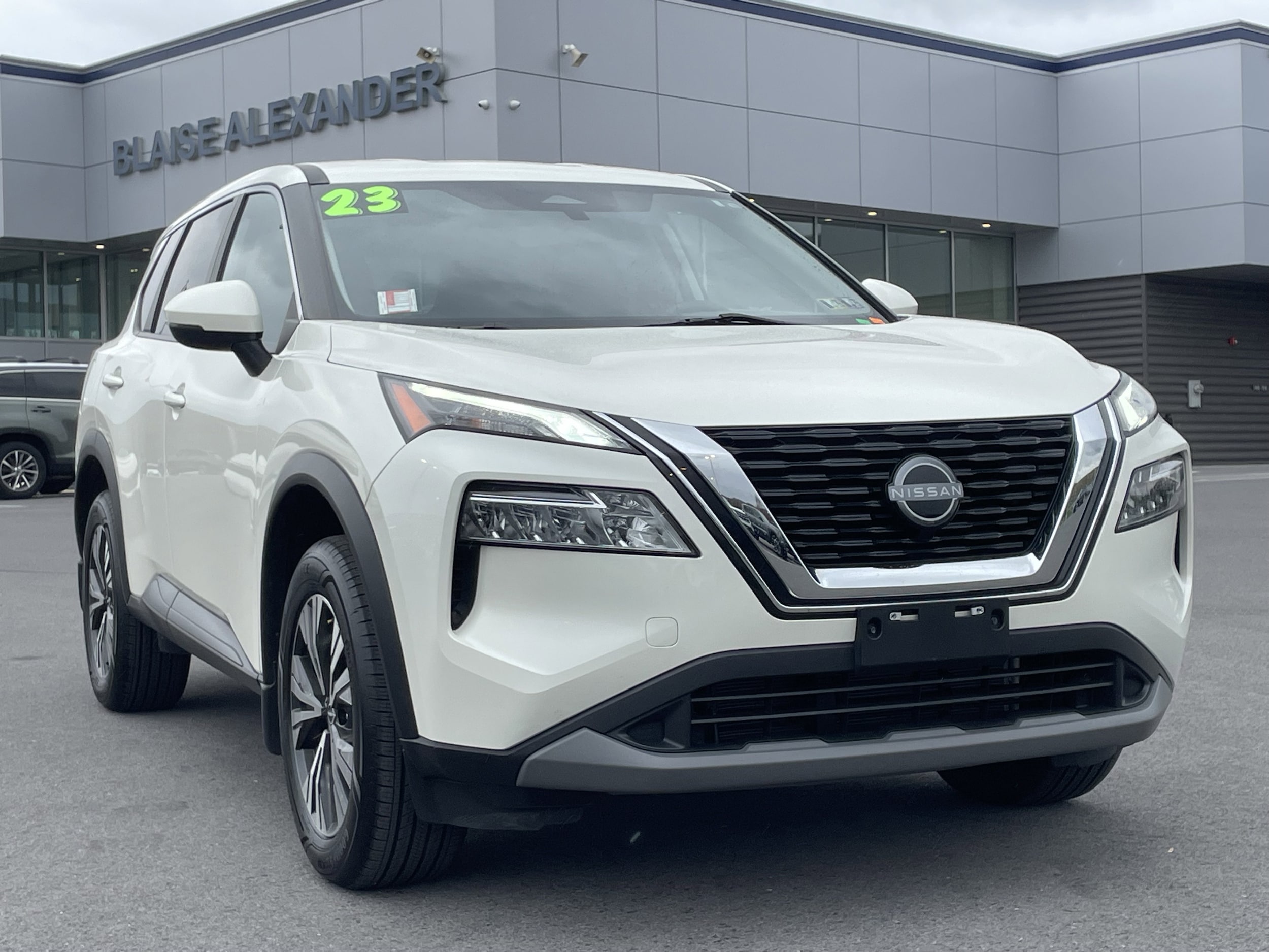 2023 Nissan Rogue SV's photo