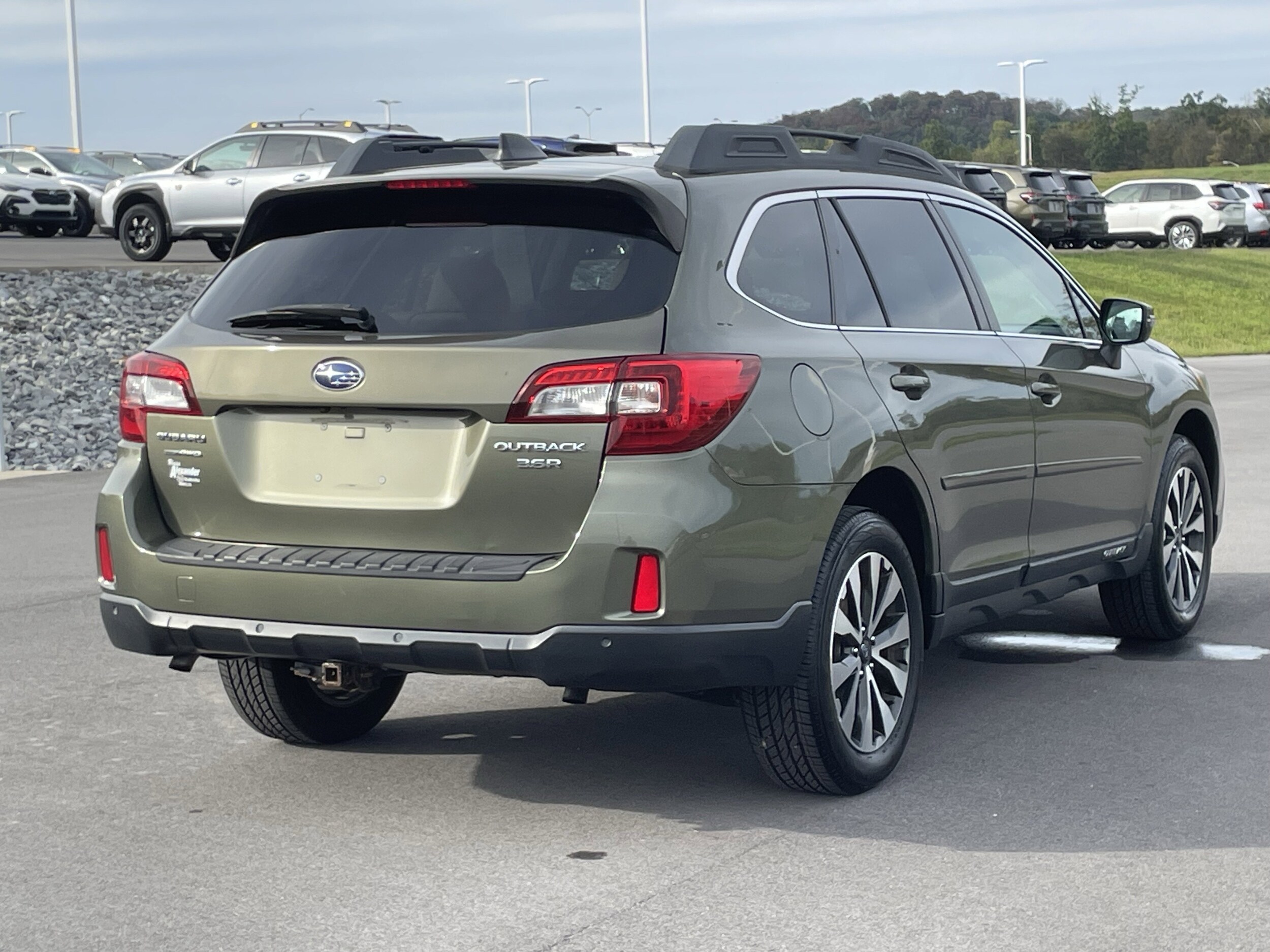 2017 Subaru Outback 3.6R Limited photo 3