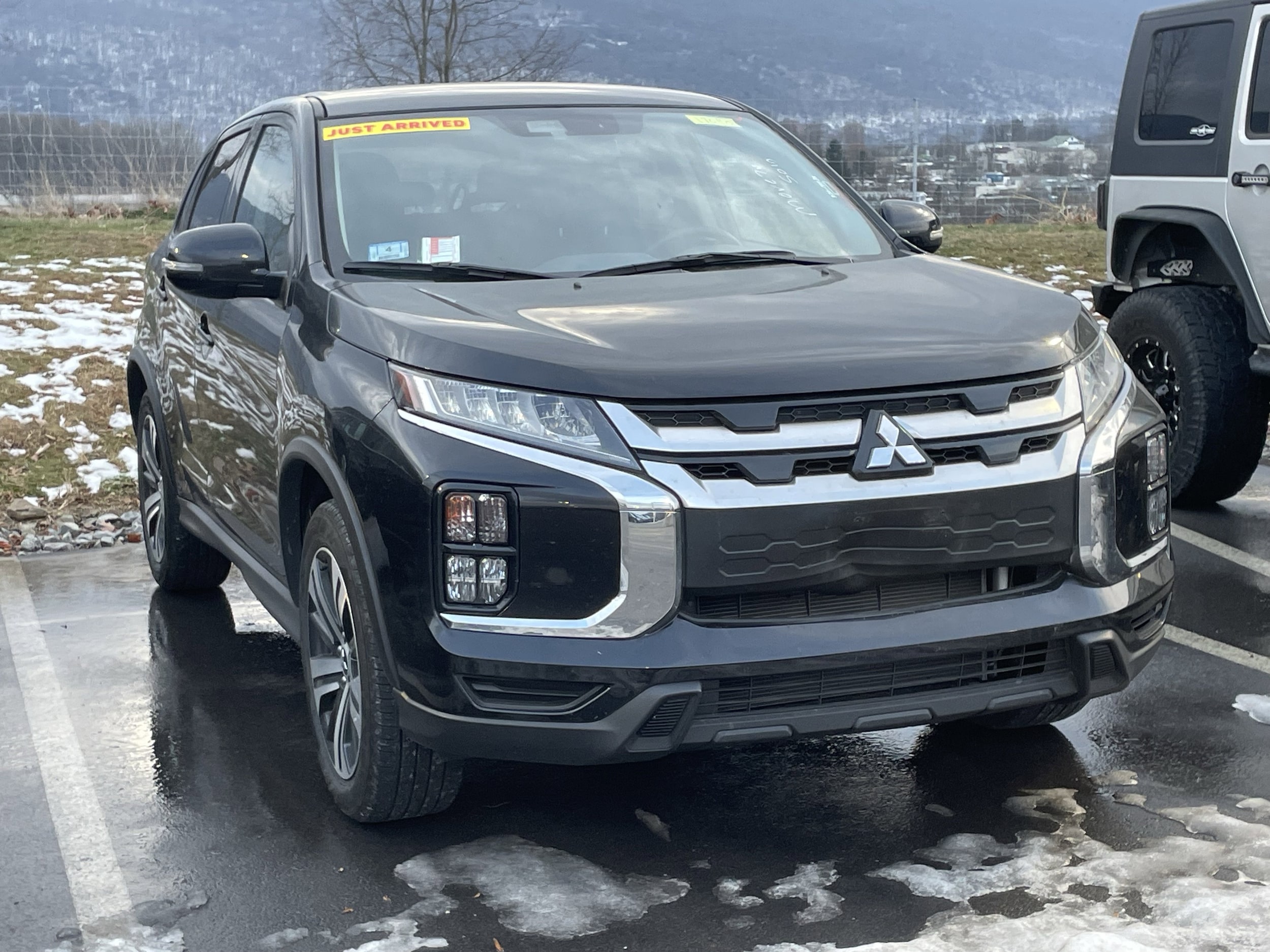 2025 Mitsubishi Outlander Sport SE's photo