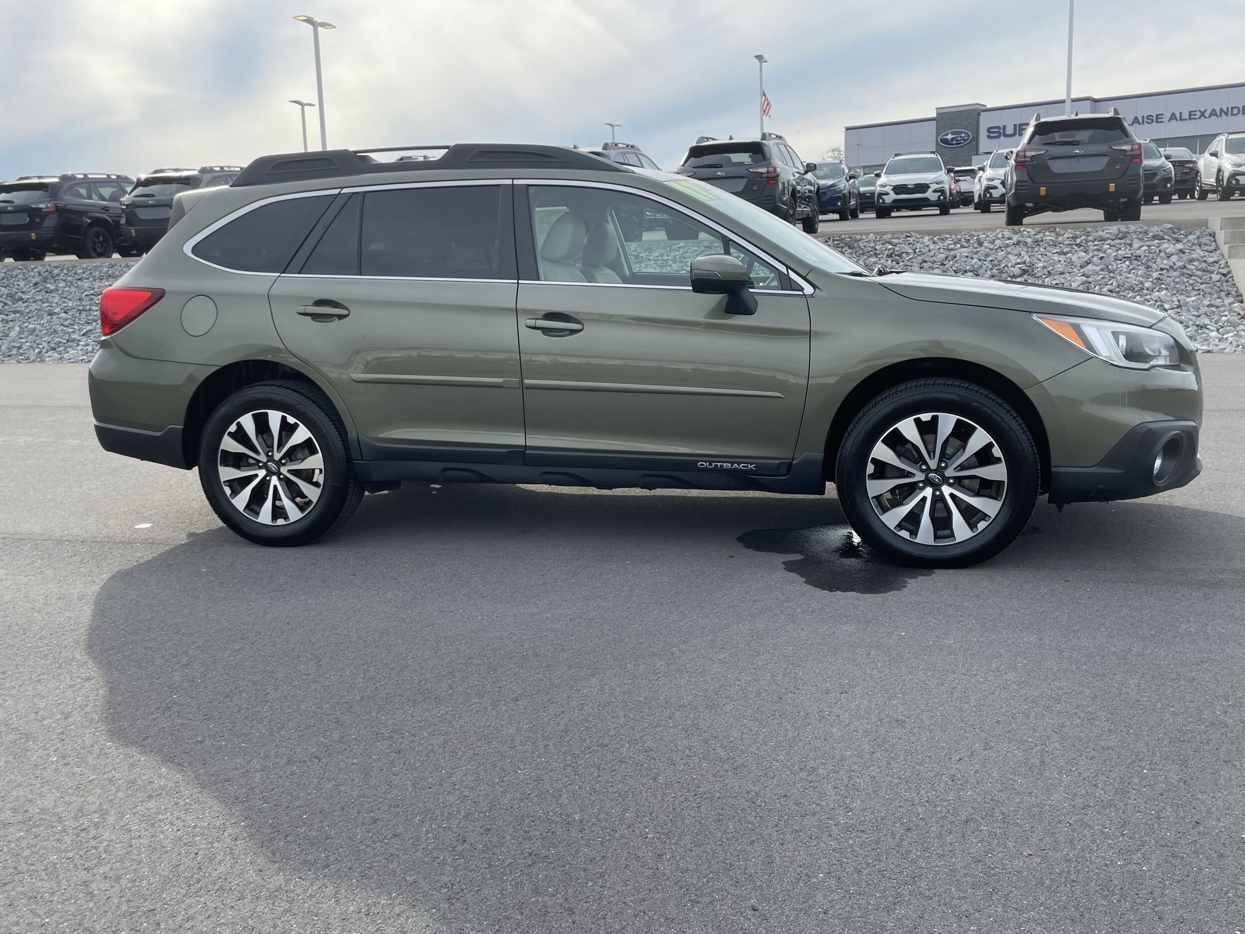 2017 Subaru Outback 3.6R Limited photo 2