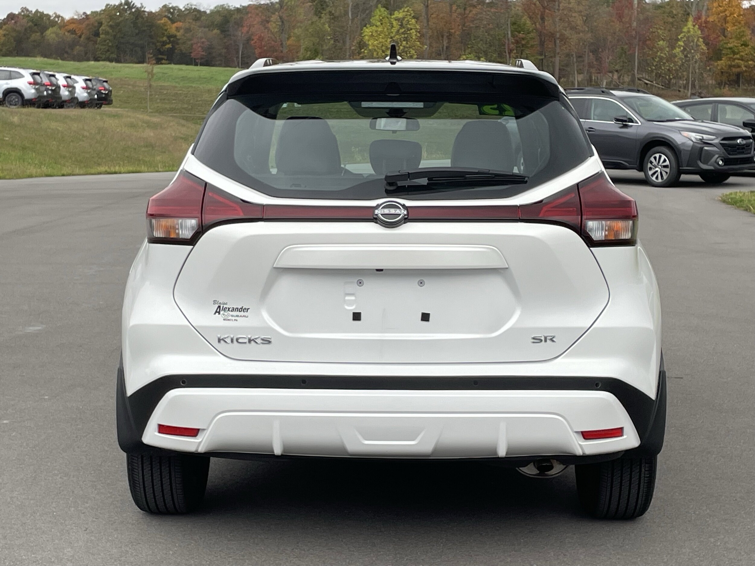 2023 Nissan Kicks SR photo 2