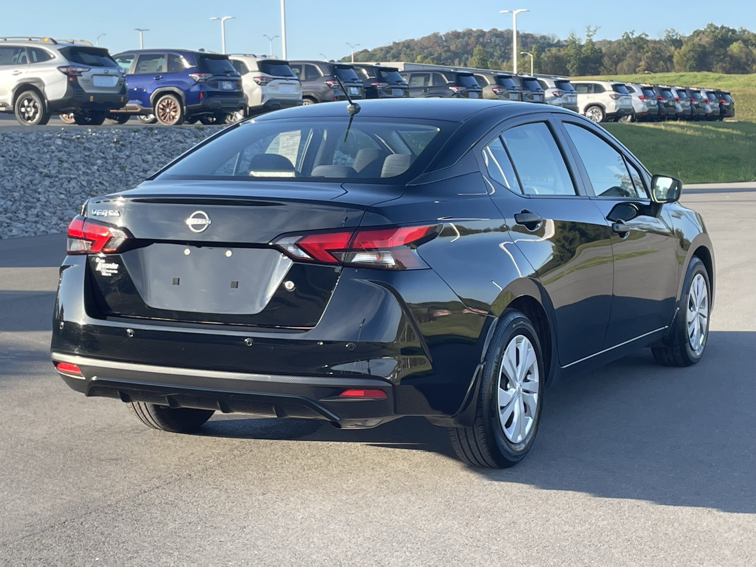 2024 Nissan Versa 1.6 S photo 3