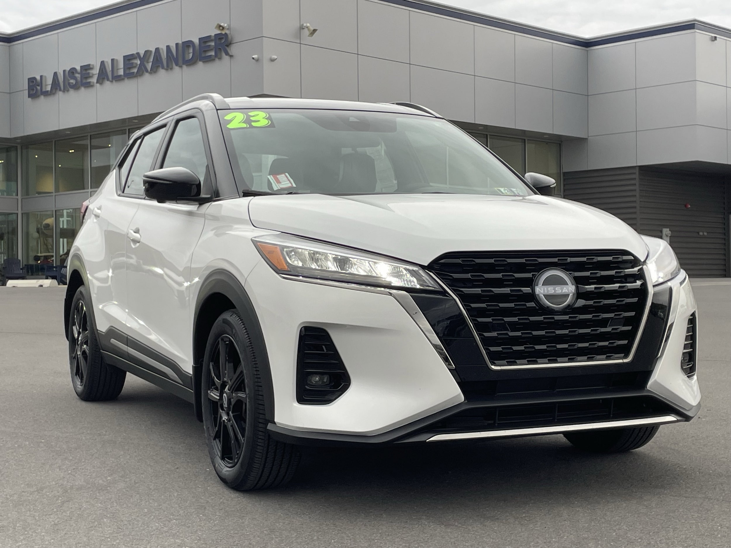 2023 Nissan Kicks SR's photo