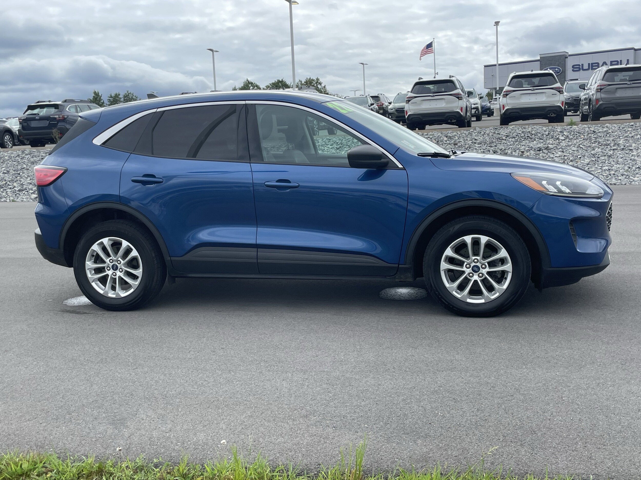 2022 Ford Escape SE photo 2