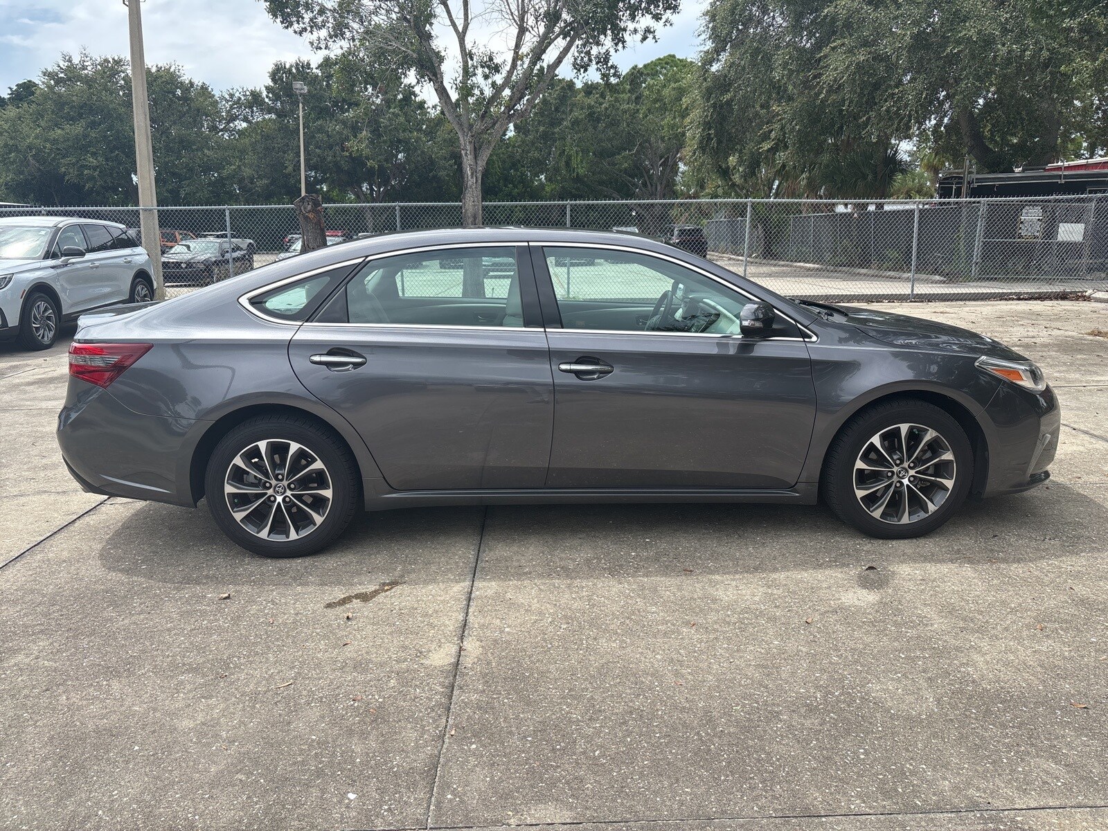 2016 Toyota Avalon XLE Premium photo 2