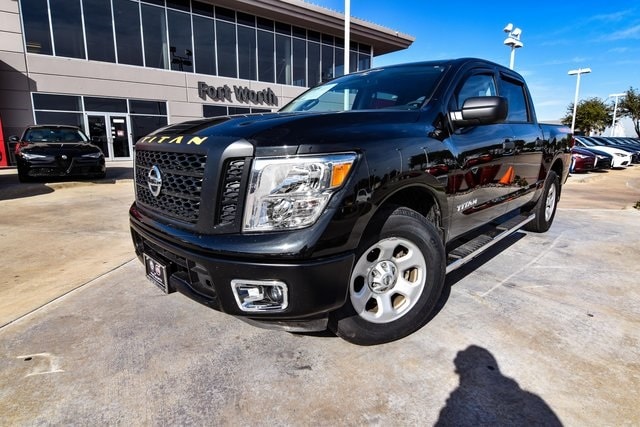 2017 Nissan Titan S's photo