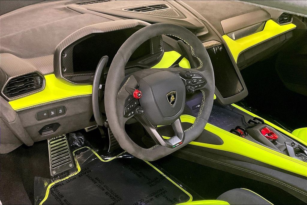 2025 Lamborghini Revuelto Base photo 6