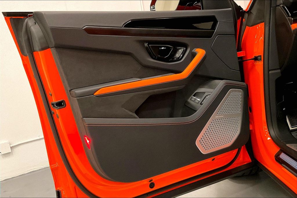 2025 Lamborghini Urus SE - Photo 19