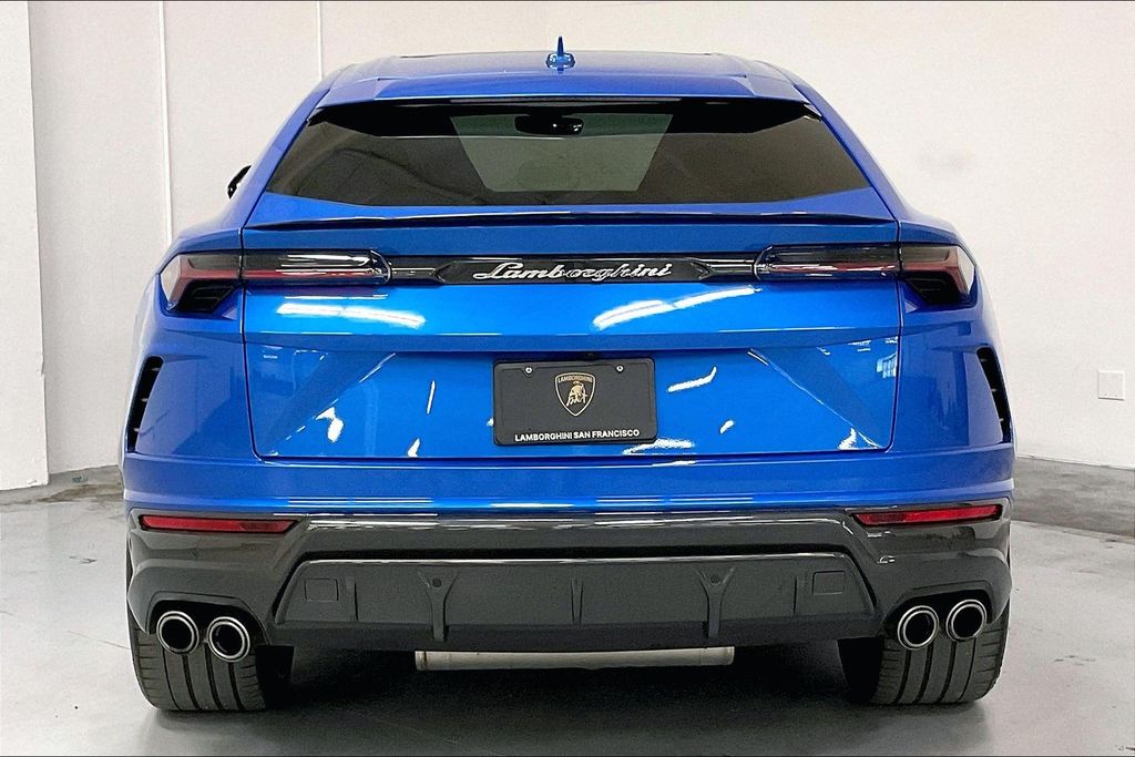 2022 Lamborghini Urus Base photo 4
