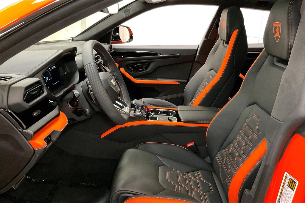 2025 Lamborghini Urus SE photo 3