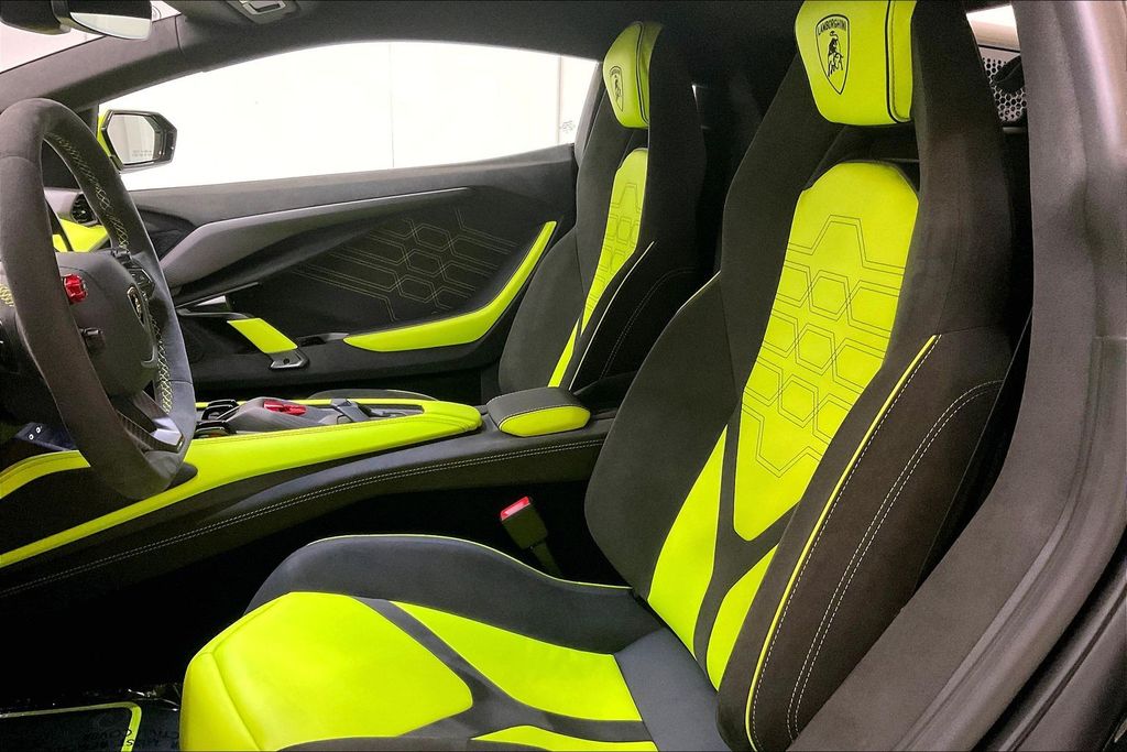 2025 Lamborghini Revuelto Base photo 3