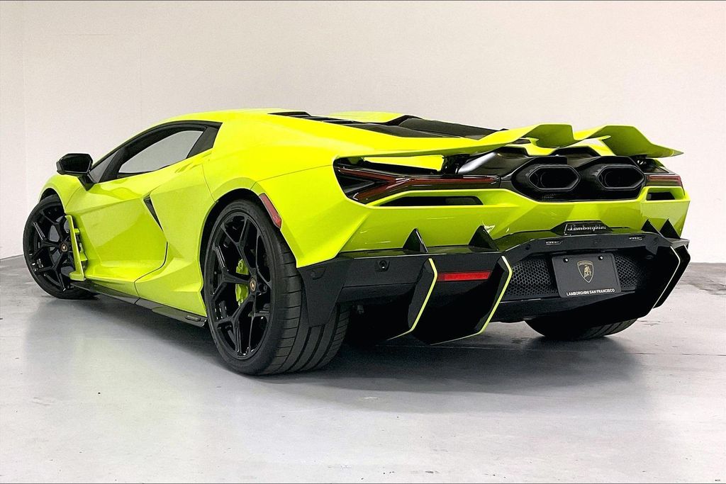 2025 Lamborghini Revuelto Base photo 5