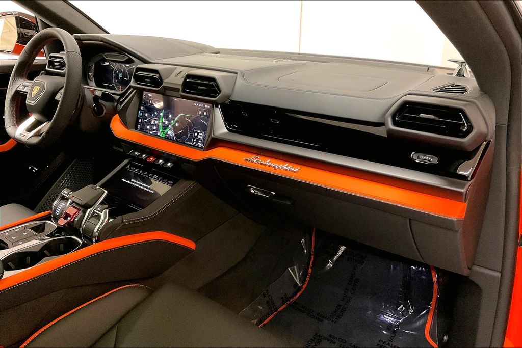 2025 Lamborghini Urus SE - Photo 13