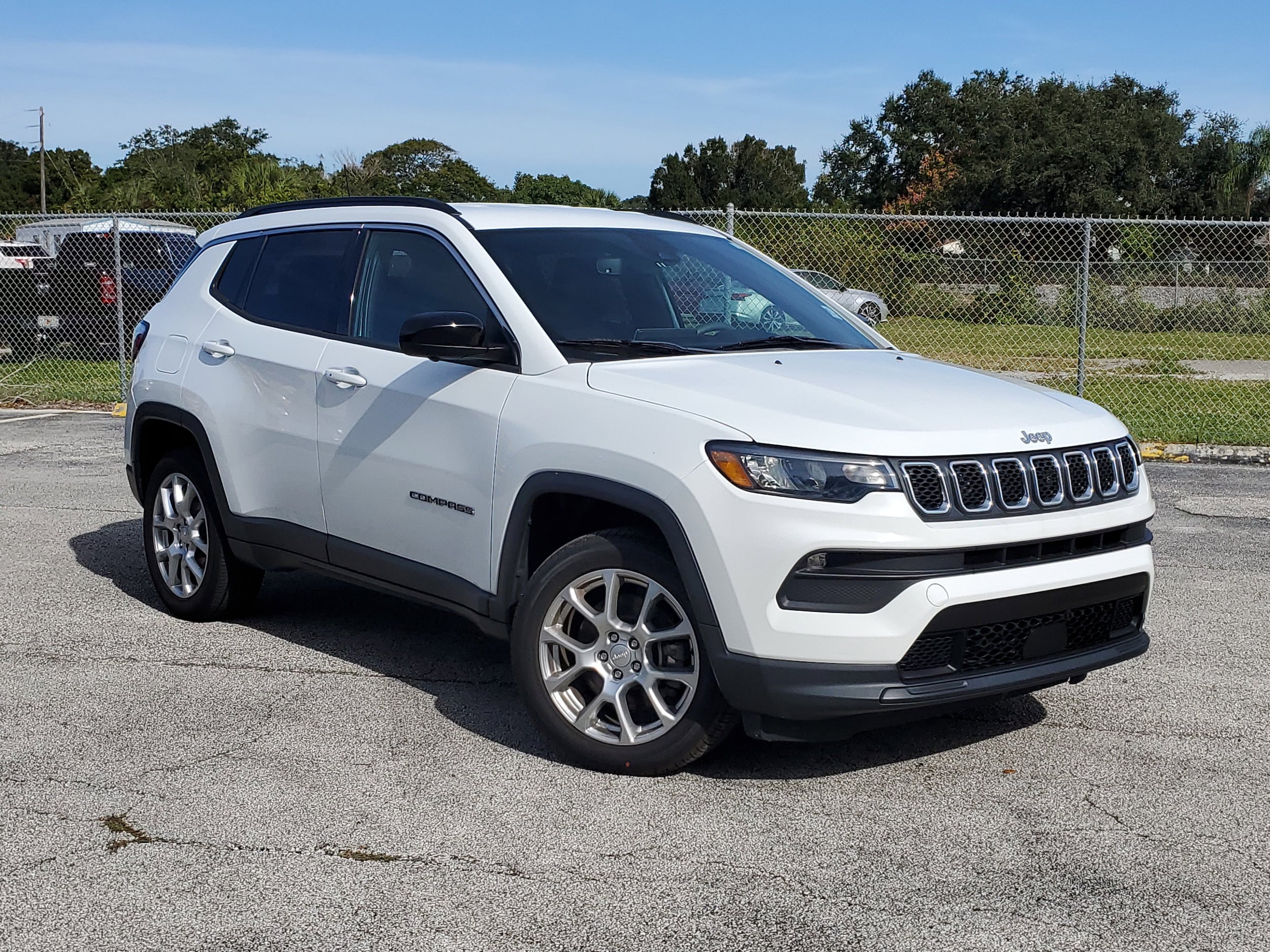 2023 Jeep Compass Latitude Lux's photo