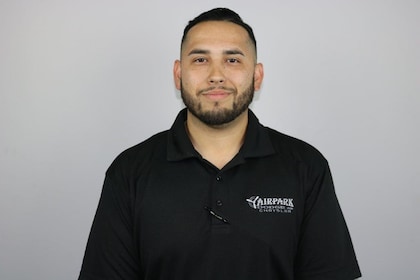 Staff member Derreck from ID_31a3470ab807