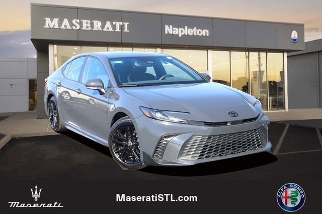 2025 Toyota Camry SE's photo