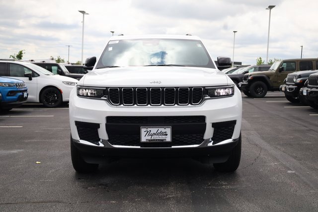 2025 Jeep Grand Cherokee Laredo photo 3