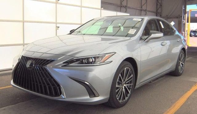 2024 Lexus ES Hybrid 300h's photo